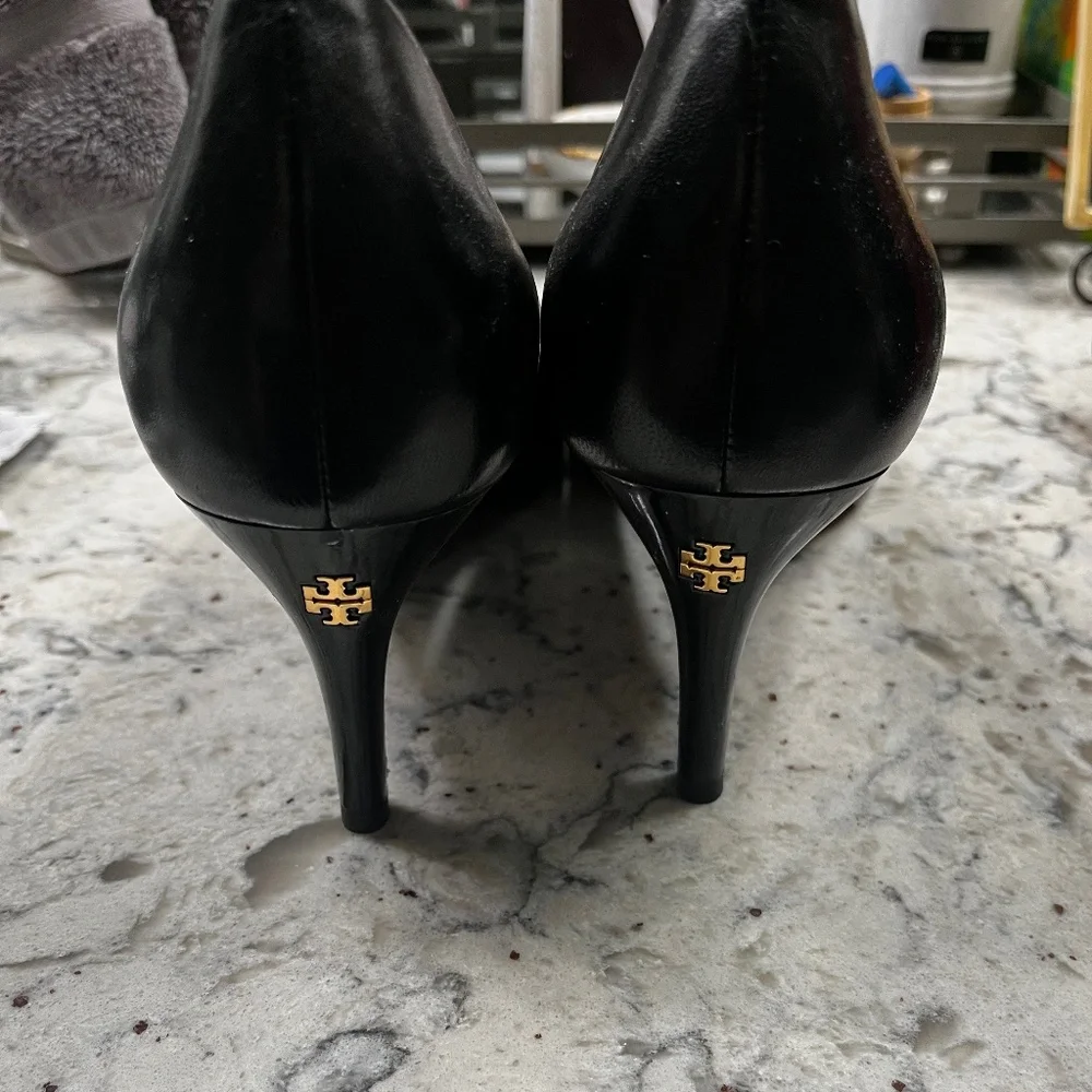 TORY BURCH BLACK PUMPS SIZE 10 - Picture 2 of 6